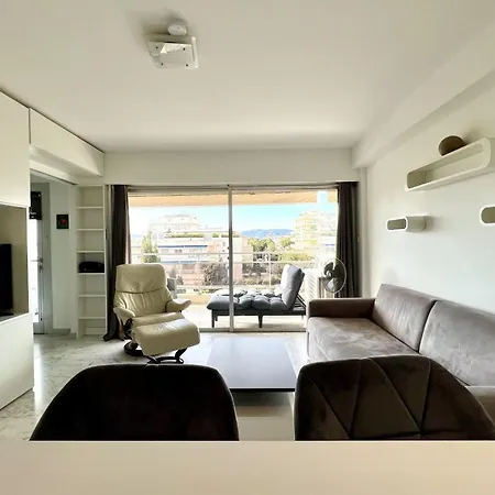 Beautiful 30m With Large Terrace In *